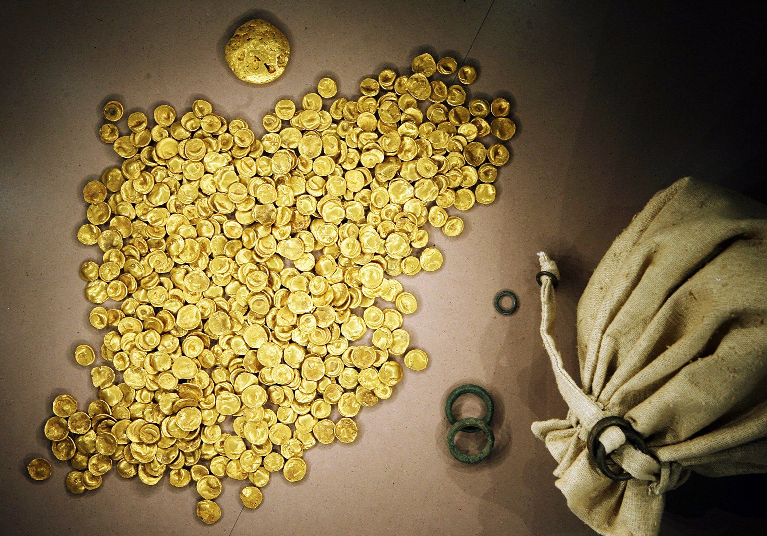 علماء يقتربون من اكتشاف كنز ضخم من الزمرد والذهب في سفينة إسبانية غرقت قبل ثلاثة قرون