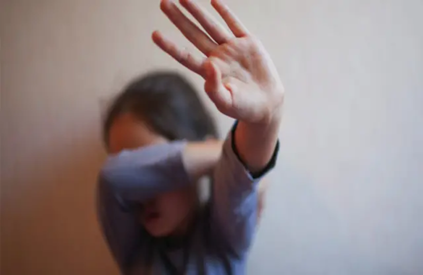 جرائم جنسية صادمة بمدرسة مصرية.. عمال يعتدون على طالبات صغار وصدفة قادت لفضحهم