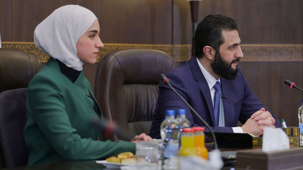 الشرع يوجه نصيحة لطفل: كن مثل أبيك القوي