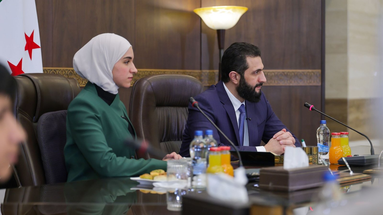 لحظة احترام من الرئيس السوري أحمد الشرع تجاه زوجته تشعل تفاعلاً واسعاً عبر مواقع التواصل