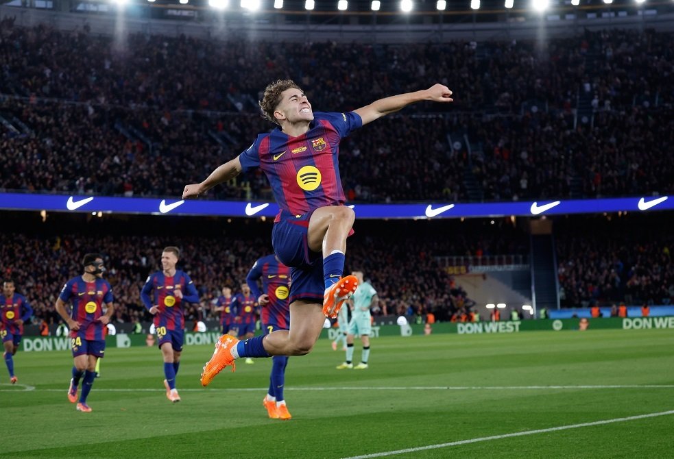 برشلونة يحتفل بالعودة إلى ملعب كامب نو الشهير بعد فوز كبير (فيديو)