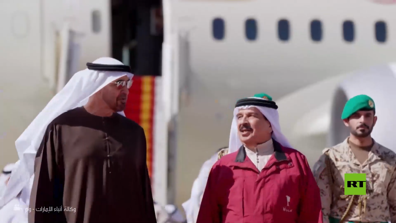ملك البحرين يستقبل رئيس دولة الإمارات في مطار قاعدة الصخير الجوية