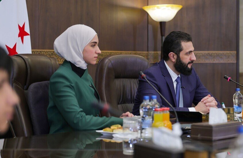 زوجة الشرع تظهر للمرة الأولى في فعالية دولية خارج سوريا وتتحدث أمام الحضور (فيديو)