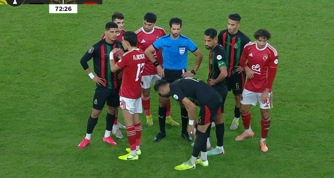 اشتباكات بين لاعبي الأهلي المصري والجيش الملكي في دوري أبطال إفريقيا (فيديو وصور)