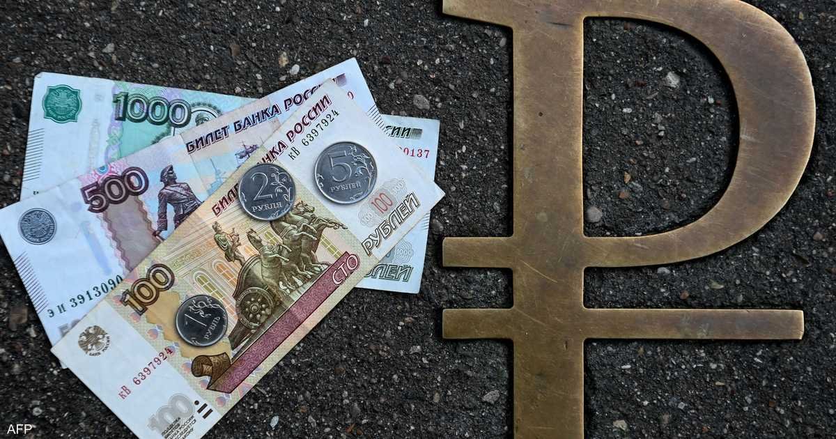الروبل الروسي يتصدر العملات العالمية بأفضل أداء أمام الدولار في 2025