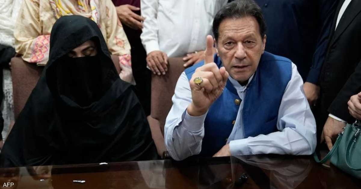 إعلام محلي: الحكم بالسجن 17 عامًا على عمران خان وزوجته في قضية فساد