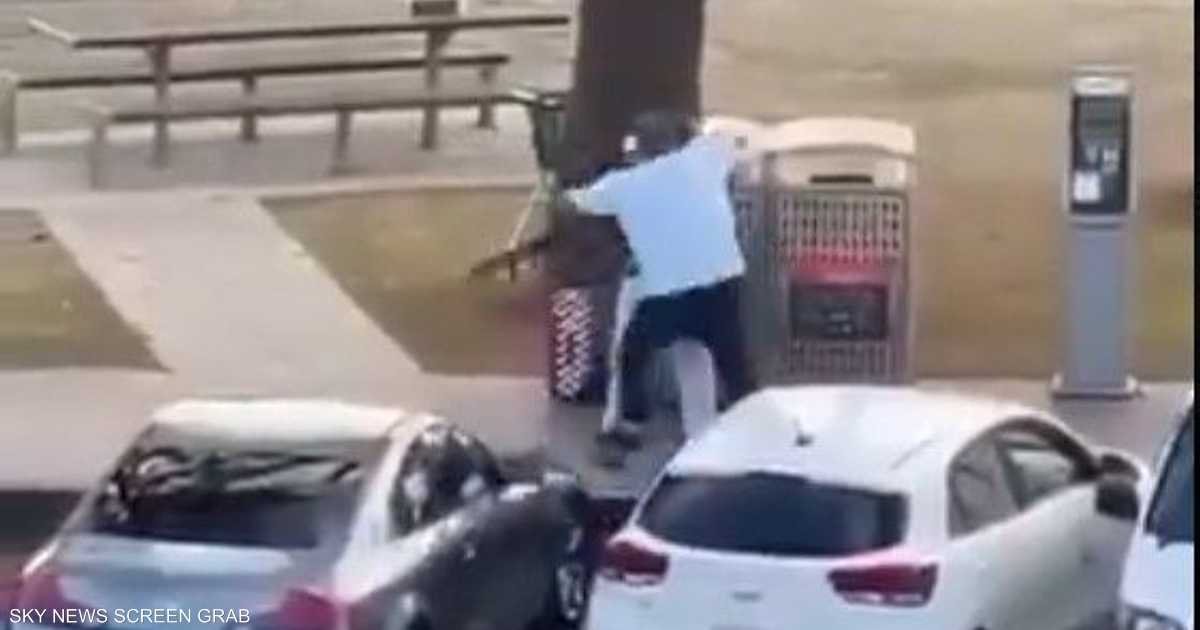 فيديو يوثق بطولة رجل يواجه المسلح في مأساة أستراليا