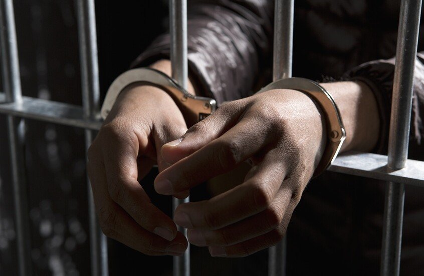 بريطانيا: مراهقة تستنجد بالمارة هرباً من اعتداء جنسي على يد أجنبيين.. ولقطات صادمة توثّق الحادثة