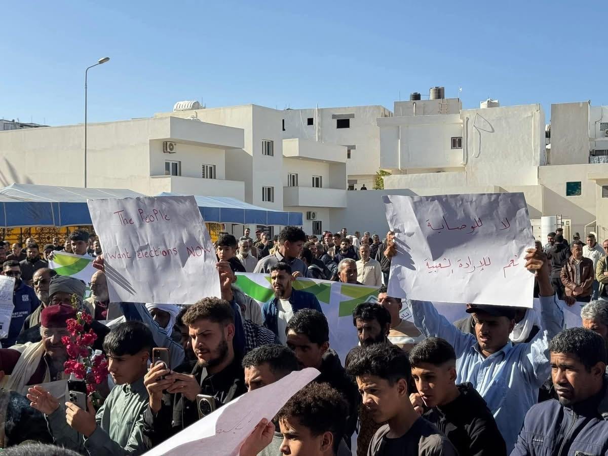 آلاف الليبيين يتظاهرون في بنغازي ومدن أخرى للمطالبة بإجراء الانتخابات فوراً