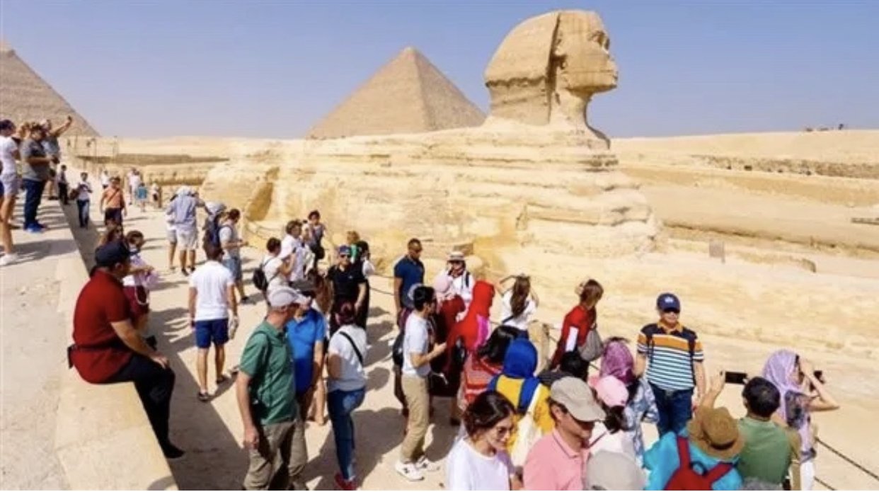 مصر تسجل ارتفاعًا كبيرًا في أعداد السياح بعد افتتاح المتحف الكبير