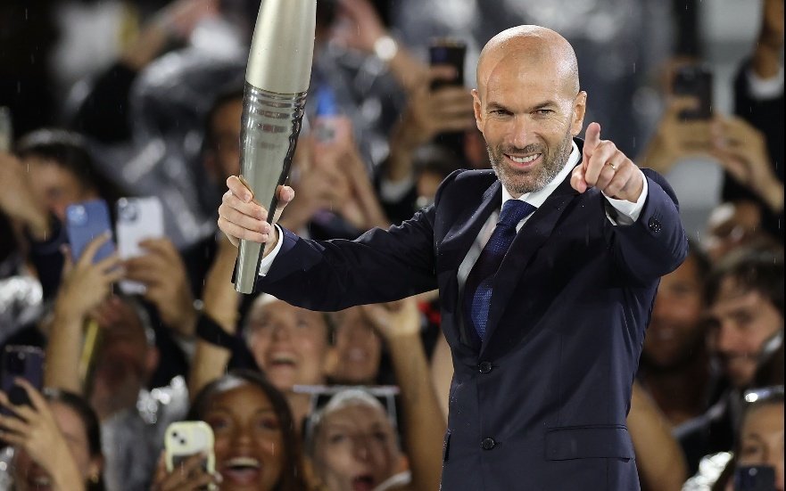 “زيدان قد يتولى تدريب ريال مدريد والمنتخب الفرنسي معًا في خطوة غير مسبوقة”