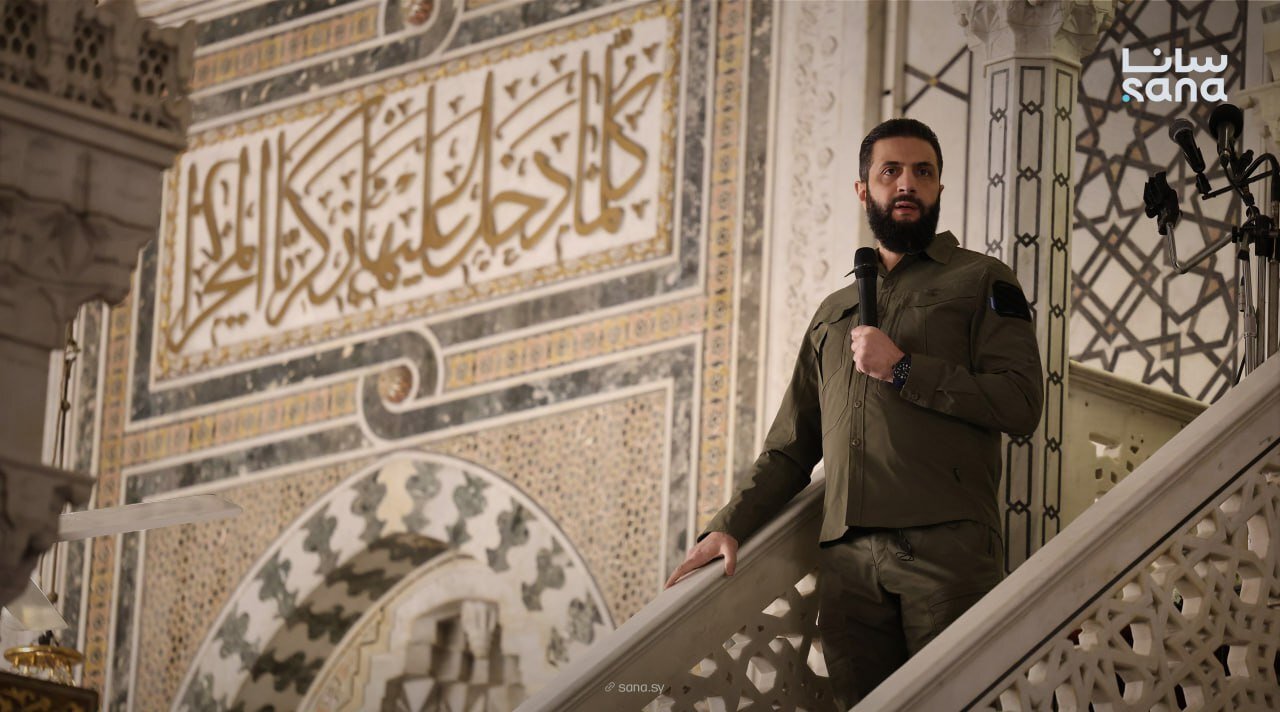 “إطلالة لباس الشرع في عيد التحرير تشعل مواقع التواصل في سوريا (فيديو)”