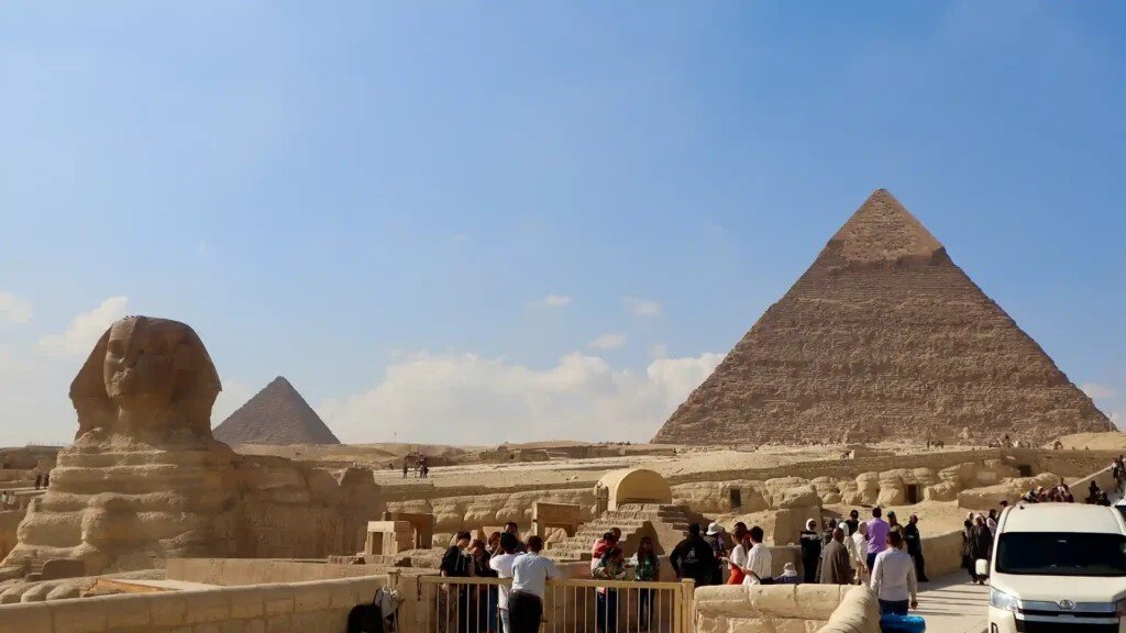 أهرامات الجيزة: أعجوبة خالدة من أعاجيب الدنيا