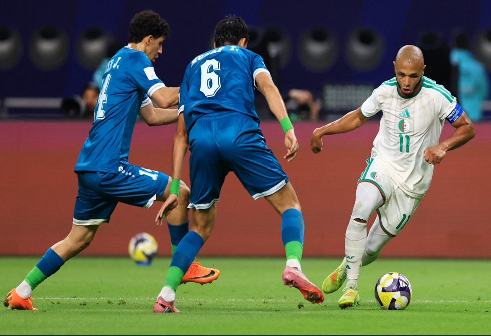 الجزائر تتغلب على العراق وتتصدر المجموعة الرابعة في كأس العرب (فيديو)