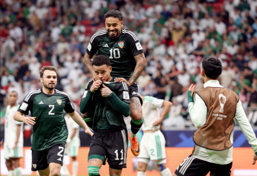 الإمارات تُقصي الجزائر وتتأهل إلى نصف نهائي كأس العرب (فيديو)