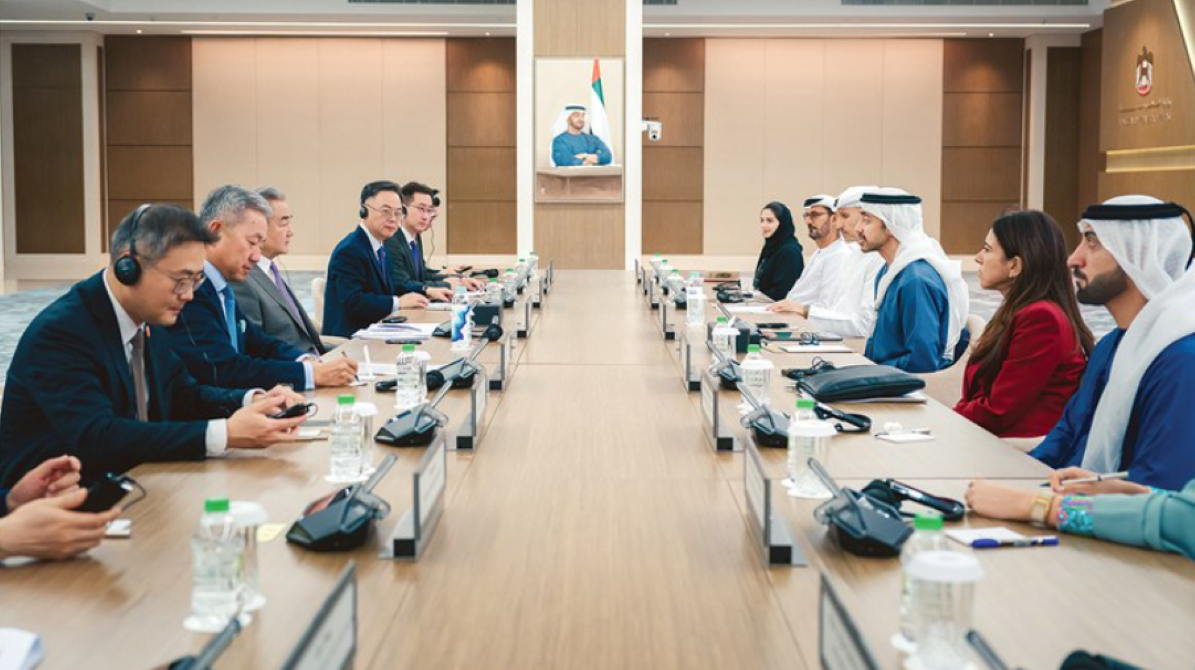 وانغ يي في أبوظبي لتعزيز الشراكة الصينية-الإماراتية وتوسيع آفاق التعاون