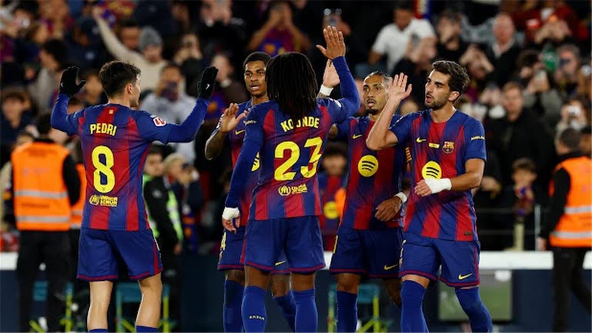 بهتافات ألونسو.. جماهير برشلونة تسخر من ريال مدريد في كامب نو (فيديو)