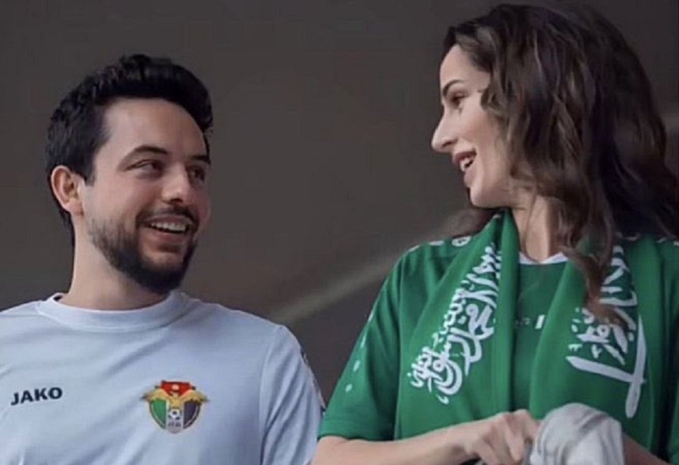في الملعب.. الأمير الحسين والأمير هاشم يحتفلان مع لاعبي الأردن بالتأهل لنهائي كأس العرب 2025