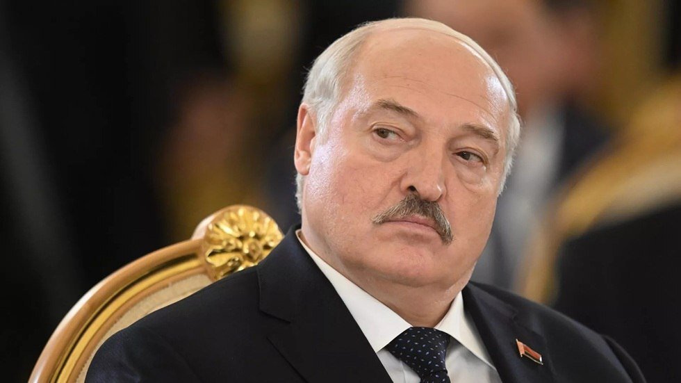 لوكاشينكو يحذّر: سياسات زيلينسكي قد تكلّف أوكرانيا خسارة البلاد بالكامل