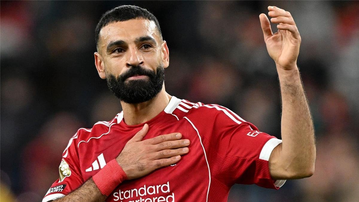نجم ليفربول يكشف تفاصيل اعتذار محمد صلاح لزملائه بعد تصريحاته المثيرة للجدل