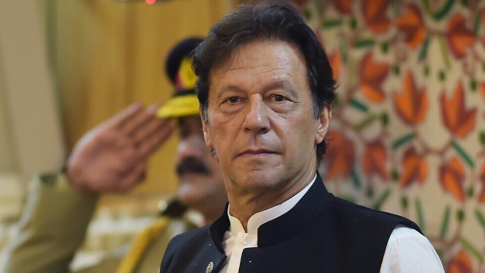 باكستان: السجن 17 عامًا لعمران خان وزوجته في قضية فساد