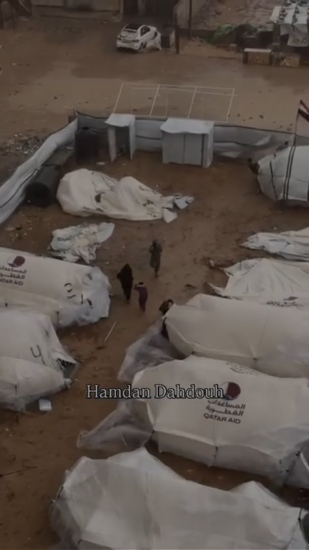 منخفض جوي قوي يضرب غزة.. خيام النازحين تتطاير أمام هبوب الرياح العاتية (فيديوهات)