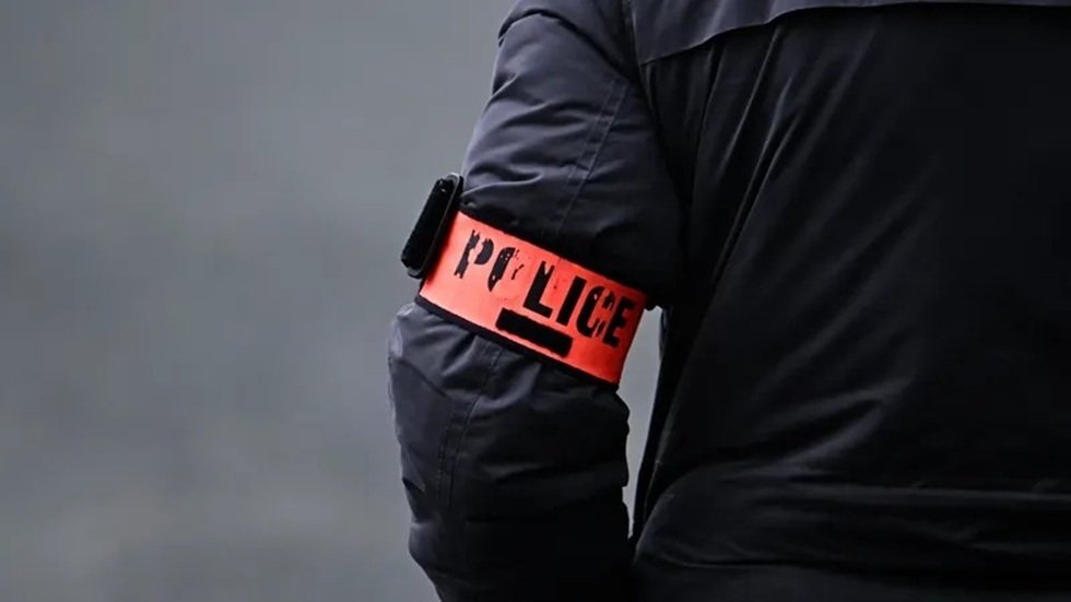 شرطة باريس توقف 40 شخصًا لإطلاقهم ألعابًا نارية قرب برج إيفل