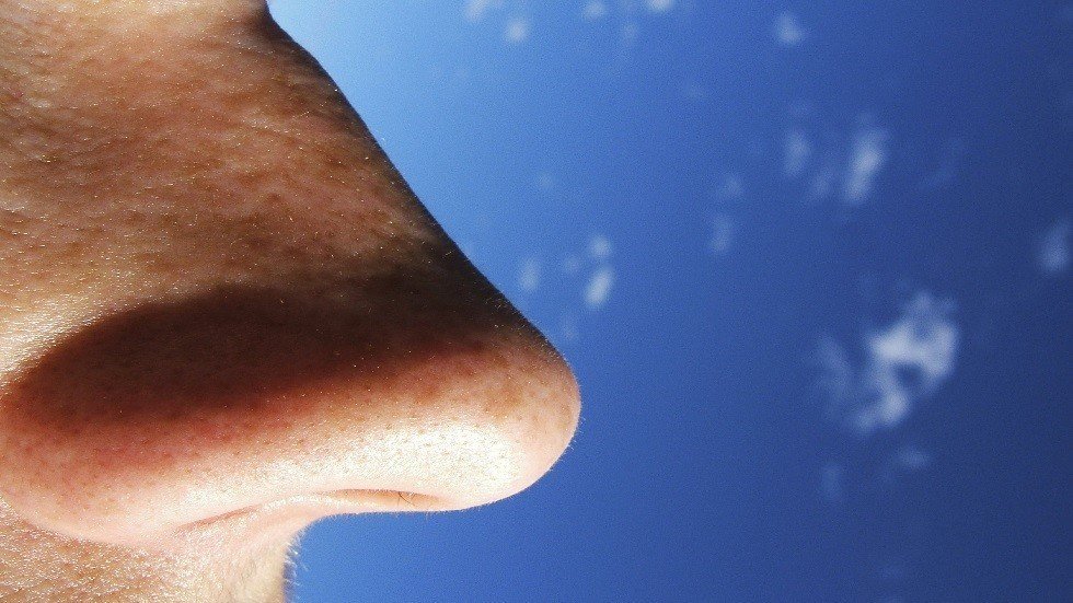 لماذا يظهر احمرار الأنف لدى مدمني الكحول؟ تفسير طبي شائع
