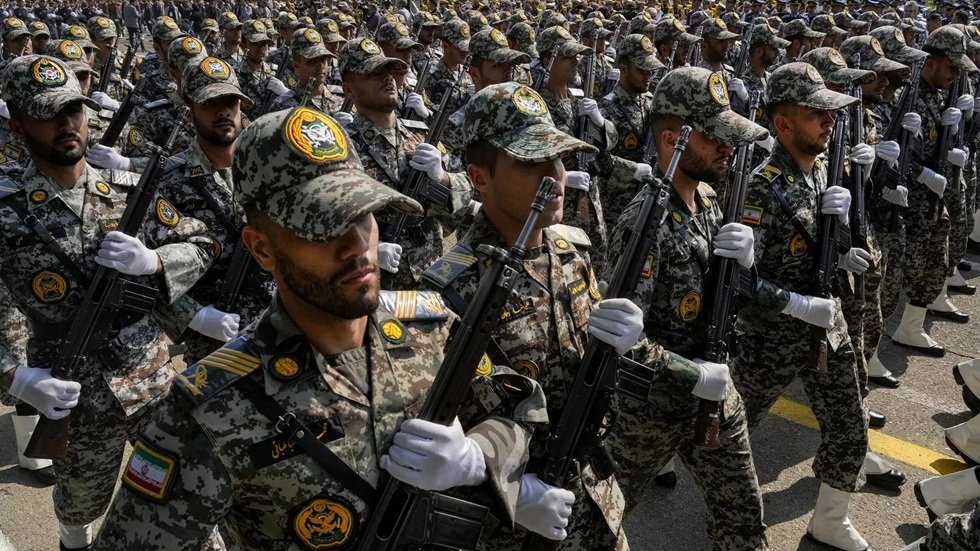 إيران تهدد باستهداف القواعد الأمريكية في الشرق الأوسط رداً على أي مغامرة