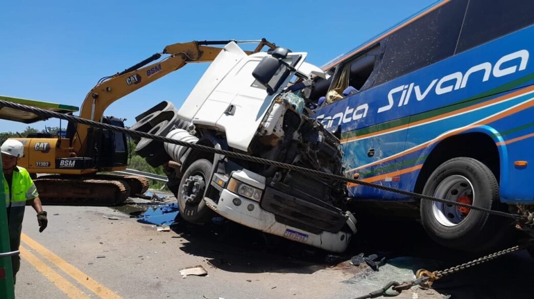 البرازيل: مصرع 11 سائحًا وإصابة 11 آخرين في حادث سير (فيديو)