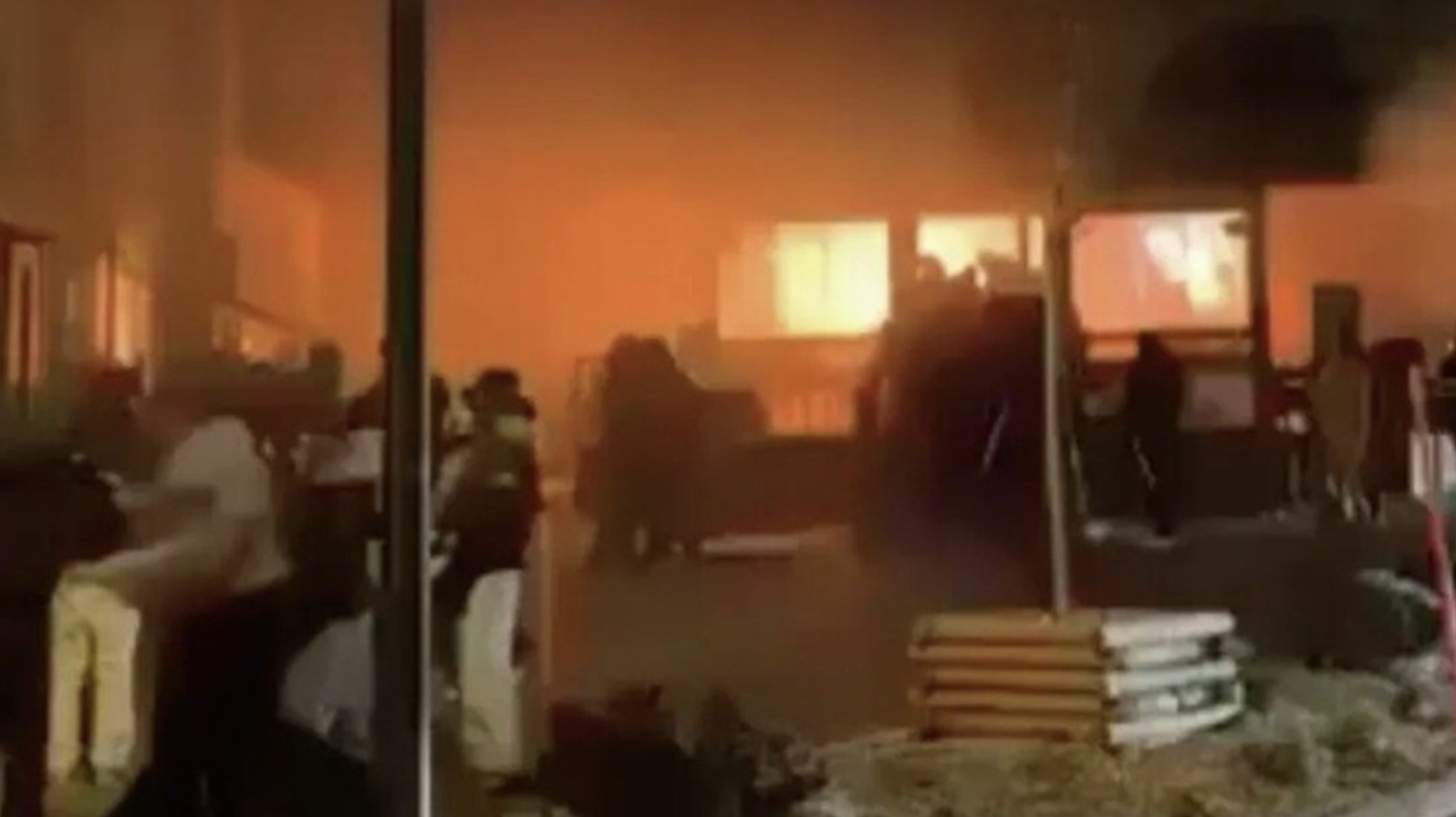 الشرطة السويسرية تحقق مع مديري حانة شهدت حريقًا أسفر عن وفاة 40 شخصًا
