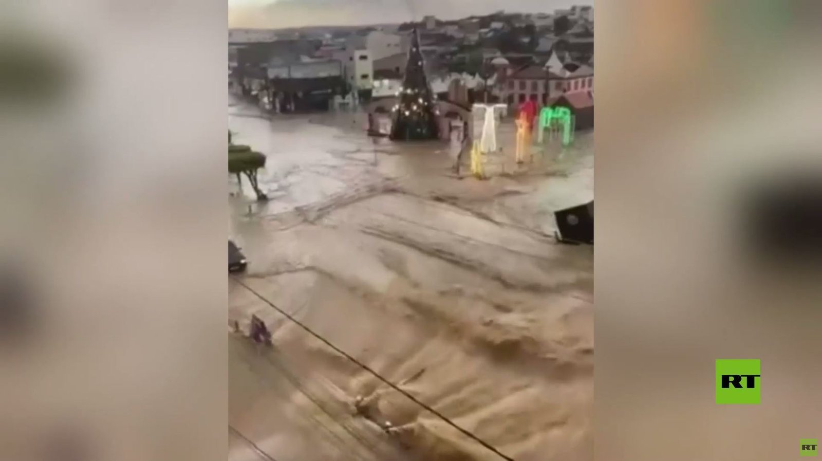البرازيل: أمطار غزيرة تحوّل بلدة بوكويس إلى نهر جارٍ
