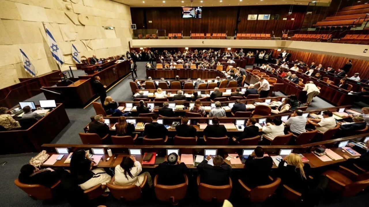 غرفة جلسات الكنيست (القاعات الرسمية) حيث تُعقد المناقشات البرلمانية العامة