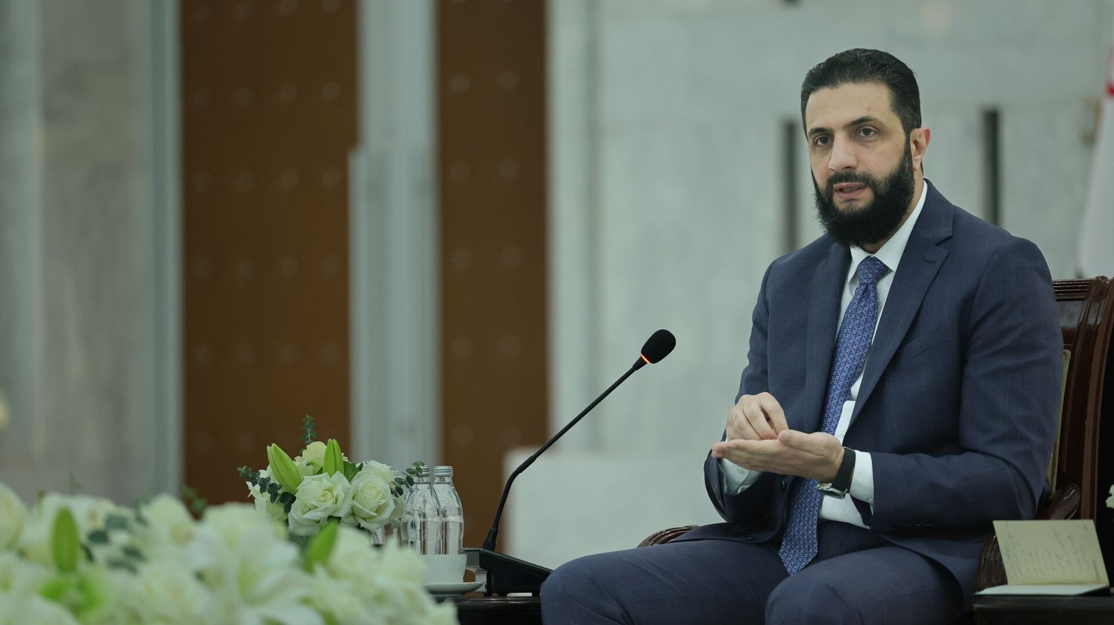 الشرع يلبي طلب مواطن أثناء تجوله في دمشق ويثير تفاعلاً واسعًا (فيديو)