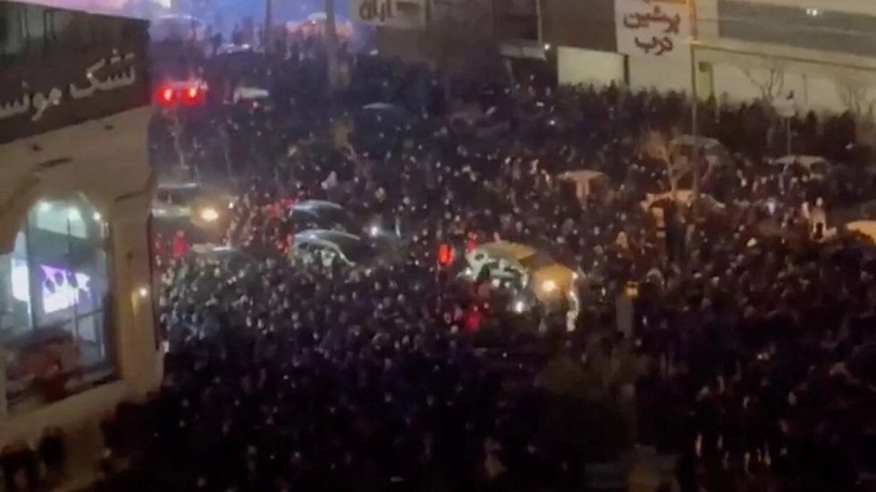 إيران.. مصرع مدعٍ عام وعنصرين أمنيين خلال أعمال شغب واسعة في خراسان الشمالية