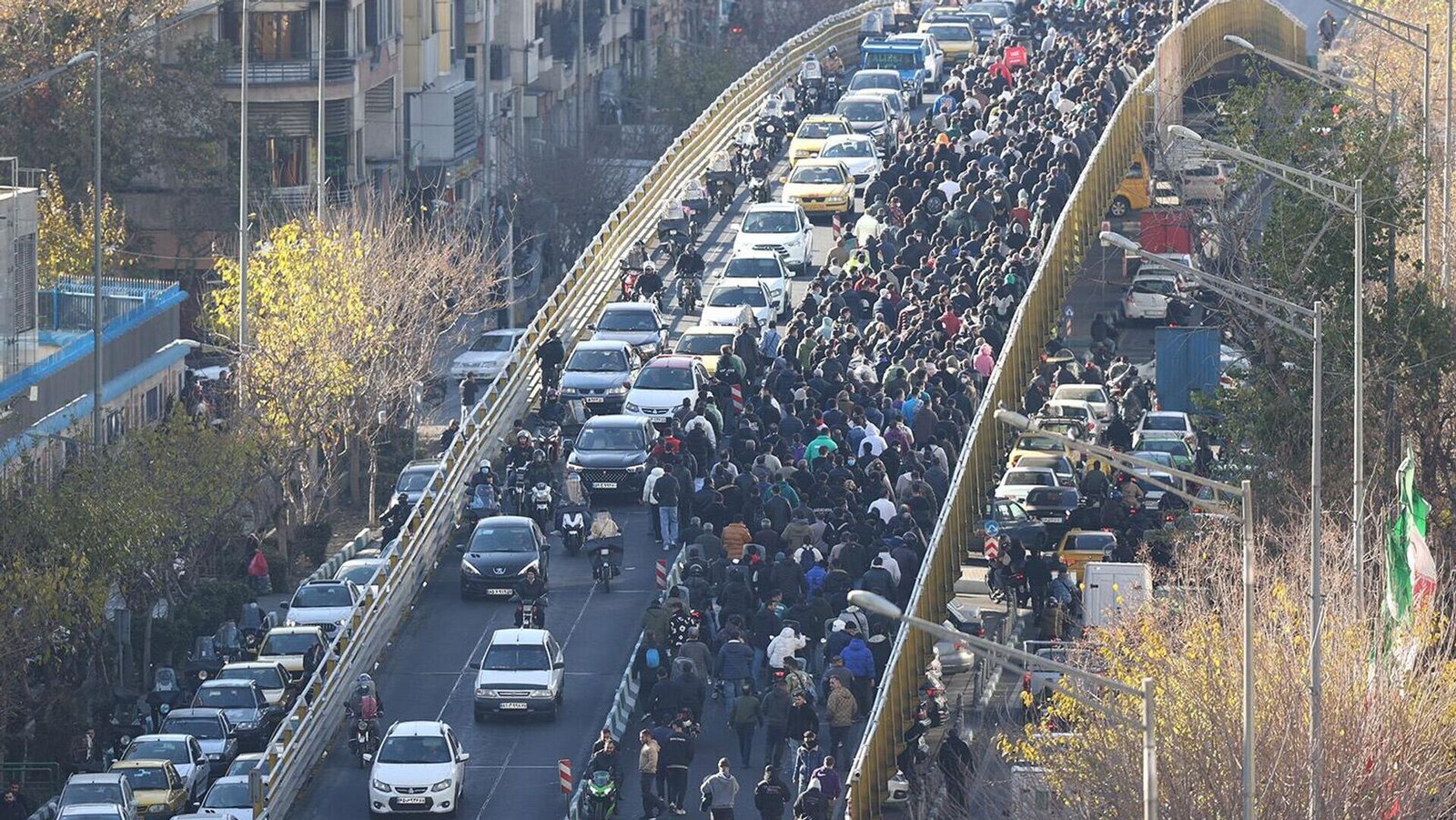 إيران: مقتل عنصرين من الأمن وطفلة مع استمرار موجة الاحتجاجات