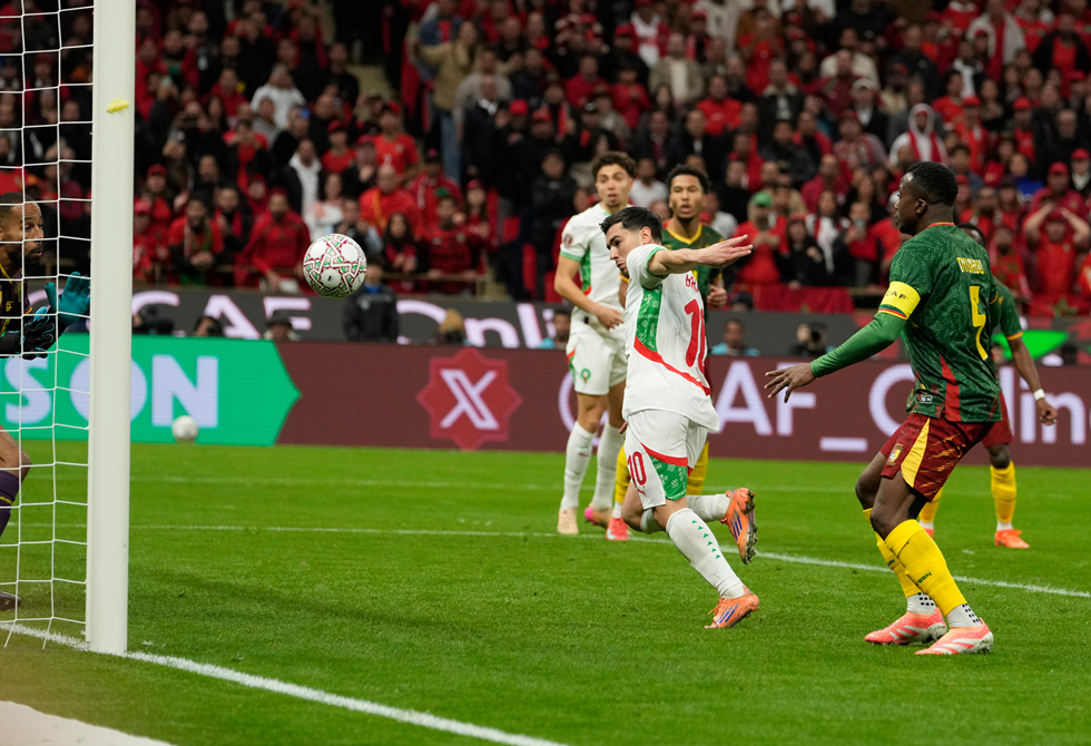 المغرب يفك عقدته أمام الكاميرون ويبلغ نصف نهائي كأس إفريقيا (فيديو)