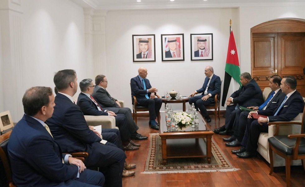 الصفدي وباراك يؤكدان التزام عمان وواشنطن بدعم وقف إطلاق النار وانسحاب قسد السلمي من حلب