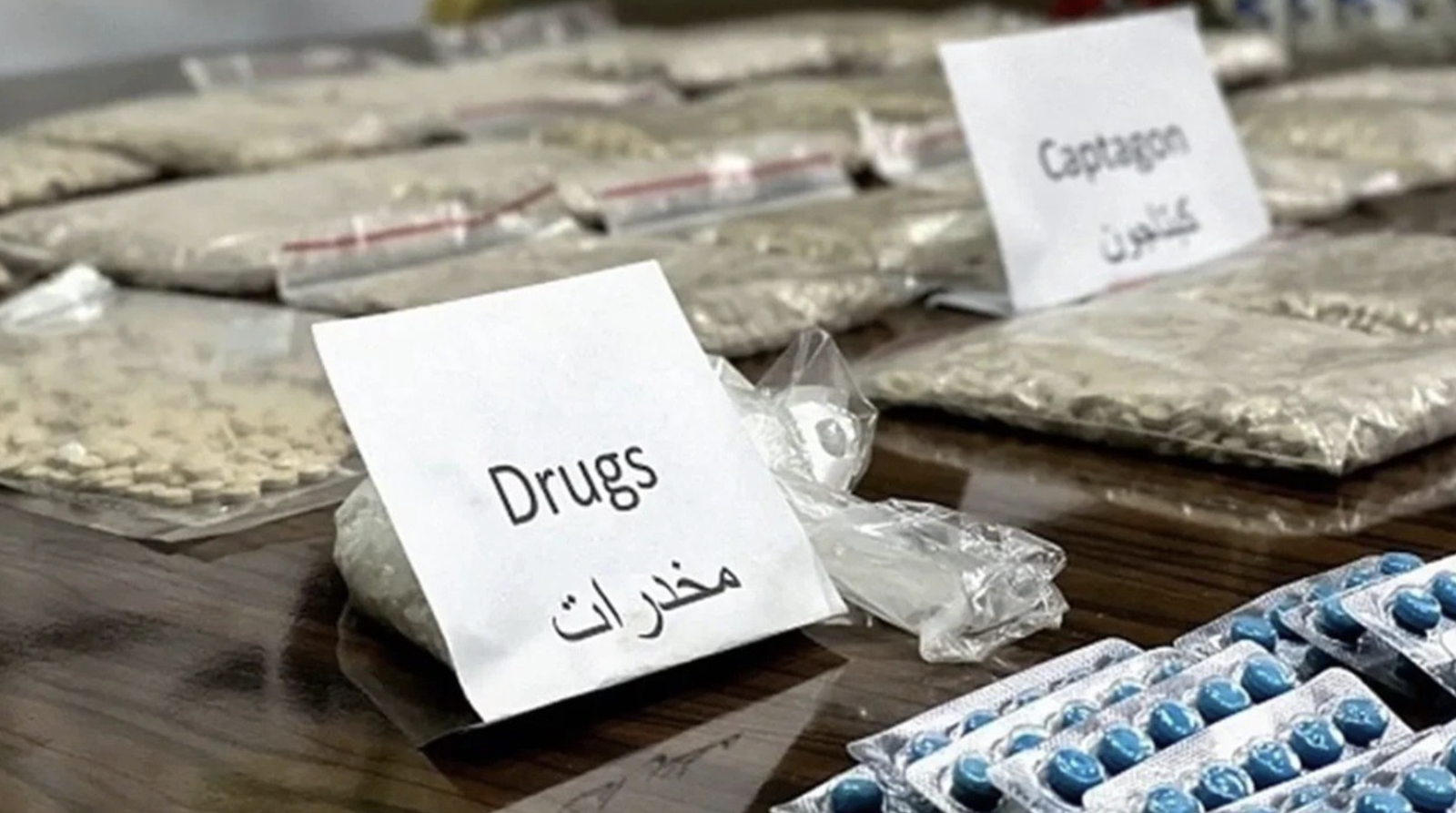 الدفاع العراقية تُفشل محاولة تهريب أكثر من 140 ألف حبة مخدرة عبر بالونات في الصحراء