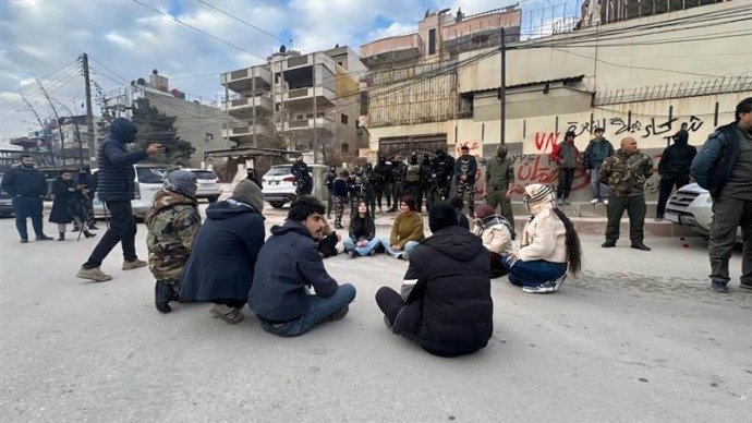 مؤيدو “قسد” يوجهون غضبهم من أحداث حلب نحو مقر الأمم المتحدة في القامشلي