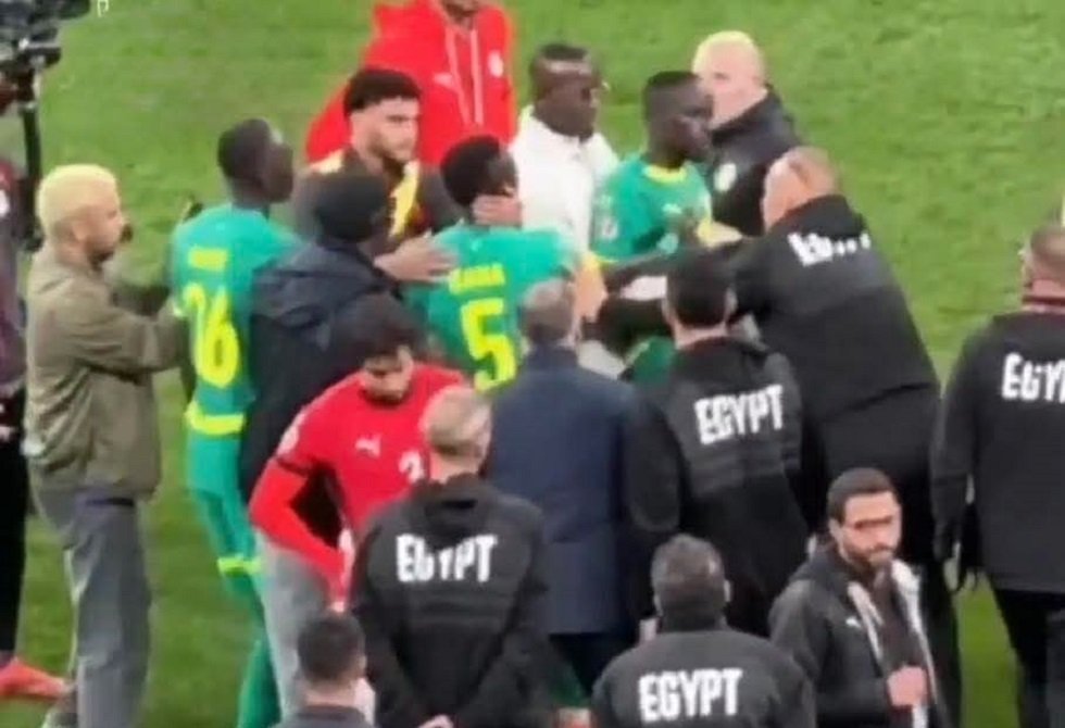 فيديو يظهر اشتباكًا بين الجهازين الفنيين لمنتخبي مصر والسنغال