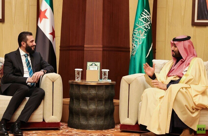 محمد بن سلمان يتلقى اتصالًا هاتفياً من الشرع