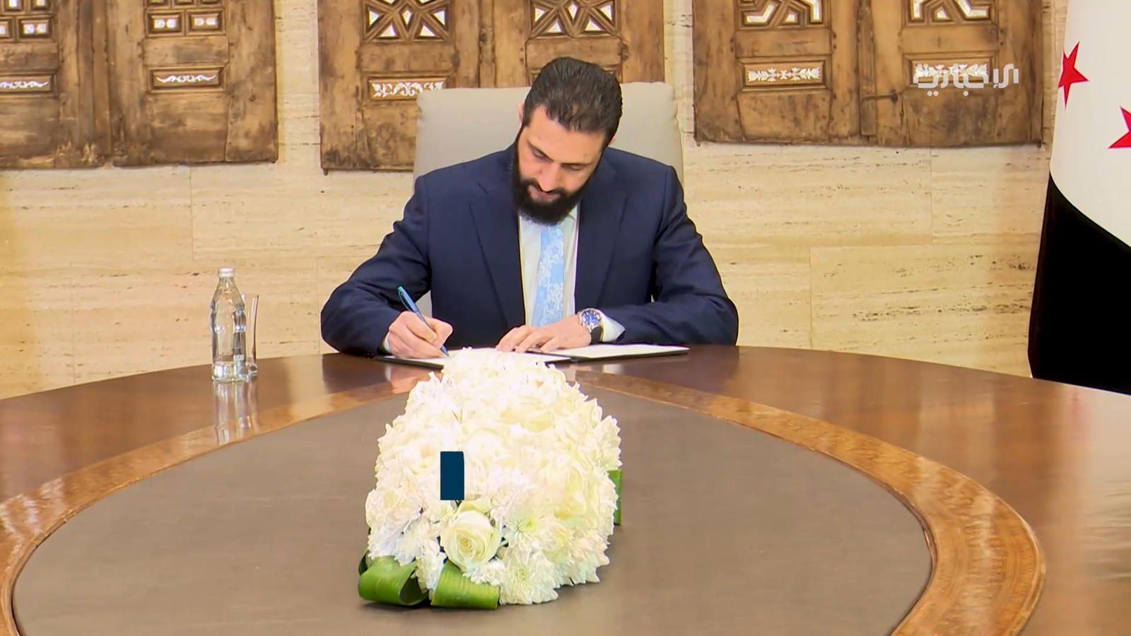بالفيديو.. لحظة توقيع الشرع اتفاق وقف النار مع «قسد»