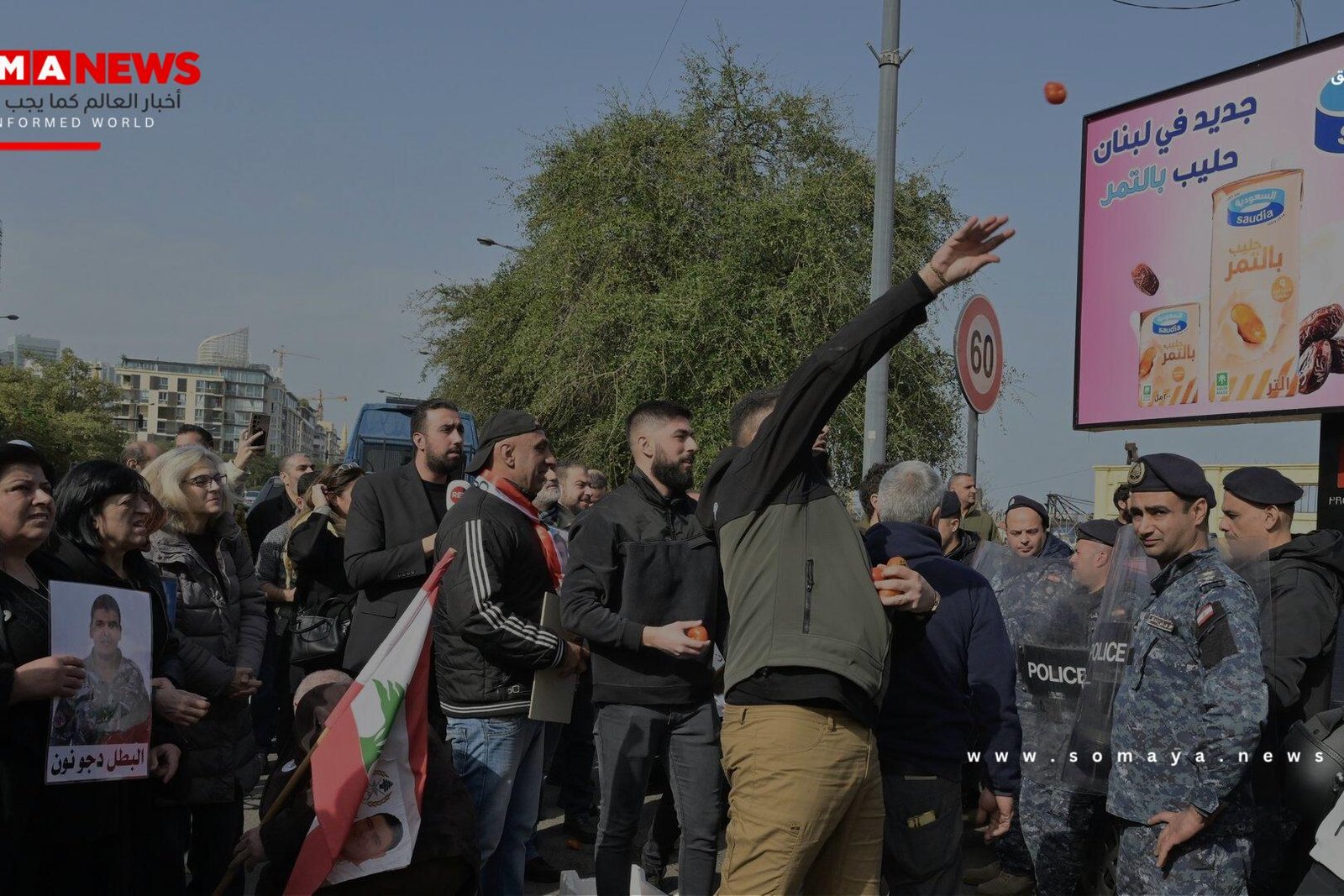 أهالي ضحايا انفجار مرفأ بيروت يرشقون مبنى الجمارك بالطماطم (فيديو)