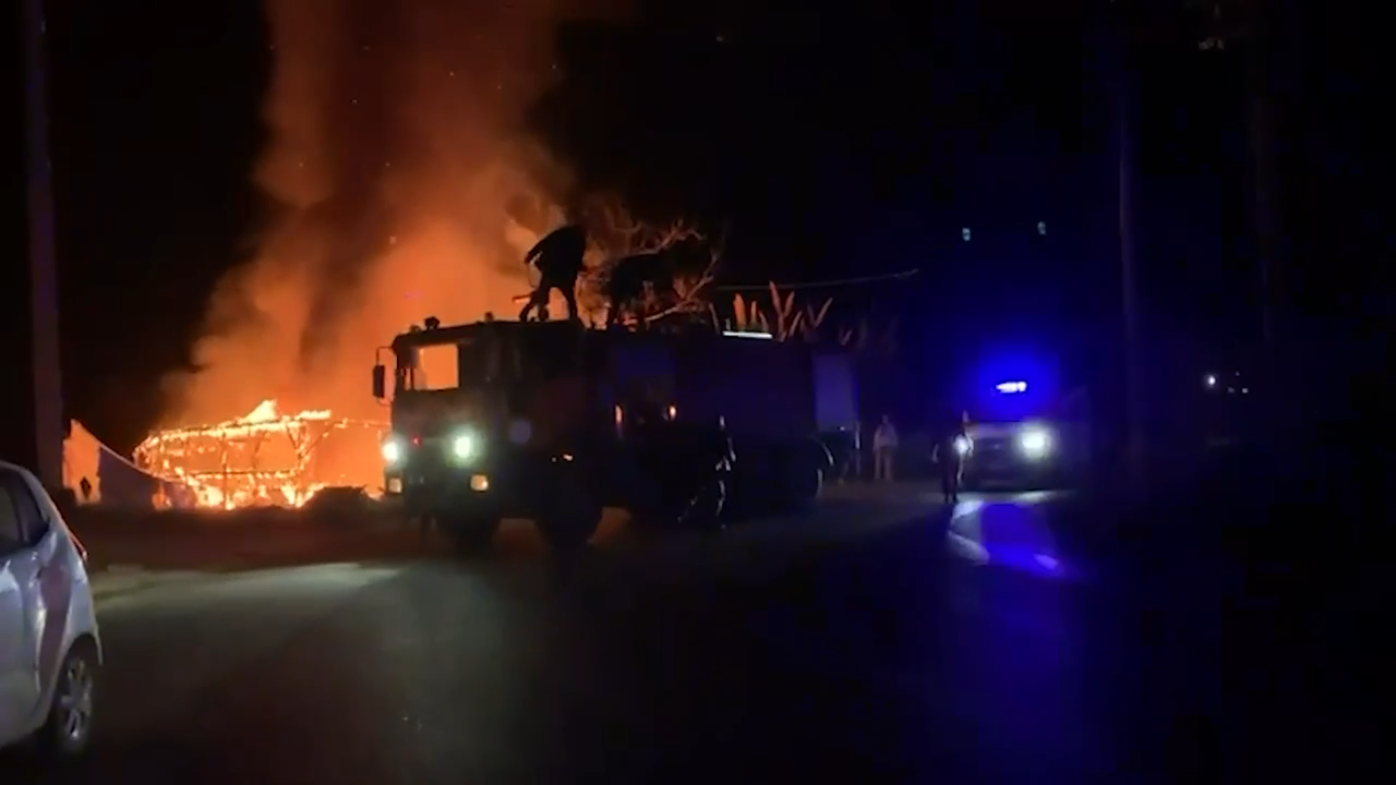 مراسلة RT: اندلاع حريق كبير في مخيم للاجئين السوريين في صور جنوب لبنان (فيديو)