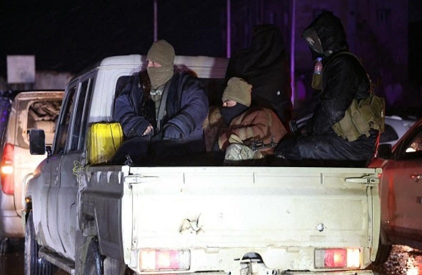 قسد تصدر بيانًا حول تصوير أحد مقاتليها نفسه إلى جانب جثث عناصر من الجيش السوري