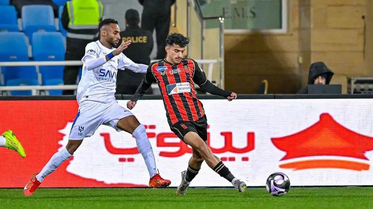 صدمة الجماهير.. تصرف غير متوقع من نجم الهلال عقب طرد شقيقه بمباراة الرياض (فيديو)