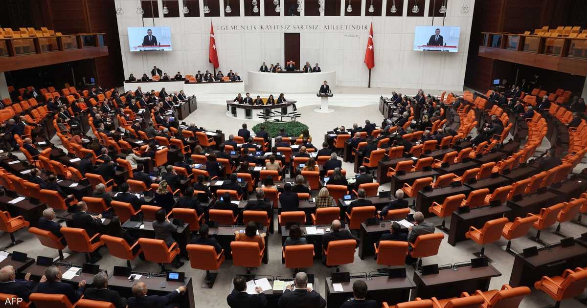البرلمان التركي يؤيد تقريرا يدعم السلام مع العمال الكردستاني