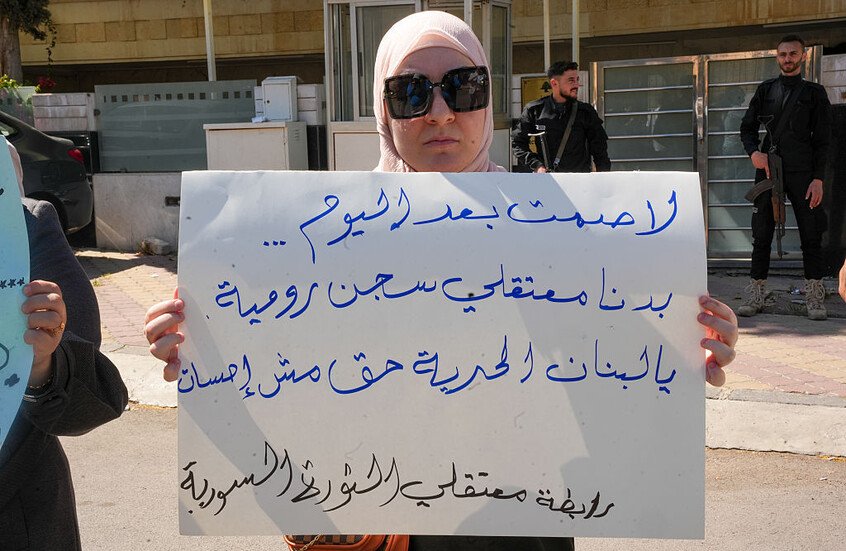 لبنان يعلن عدد السجناء السوريين المقرر تسليمهم إلى دمشق وفئاتهم