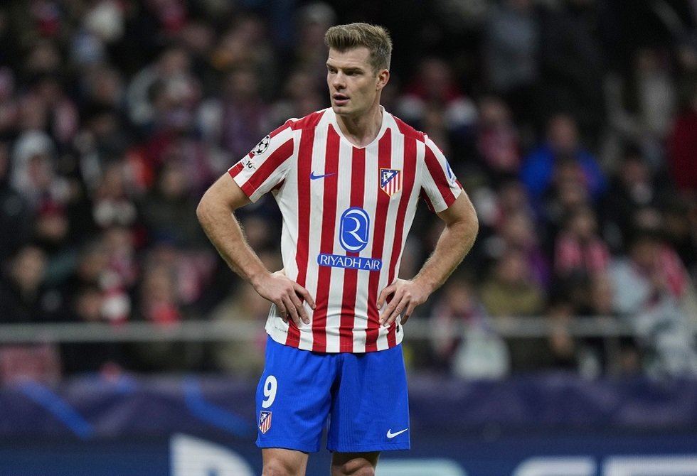 أتلتيكو مدريد ينقل مهاجمه النرويجي سورلوث إلى المستشفى مباشرة بسبب إصابة خطيرة (فيديو)